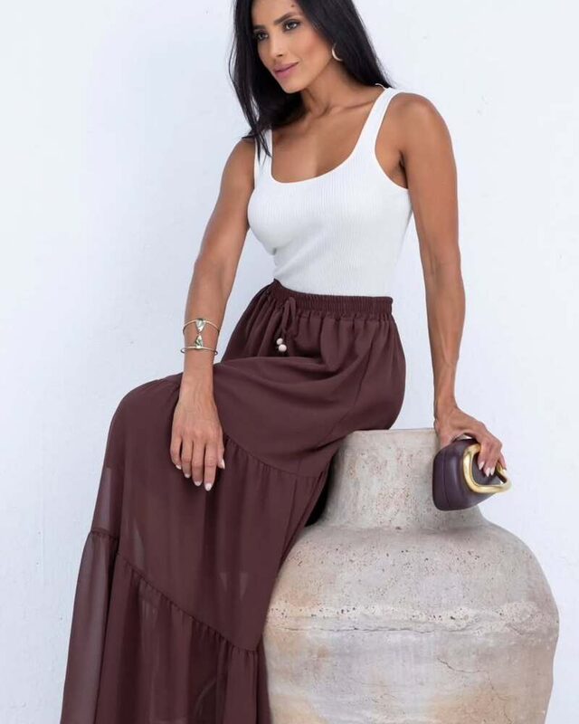 Look feminino com blusa clara e saia marrom